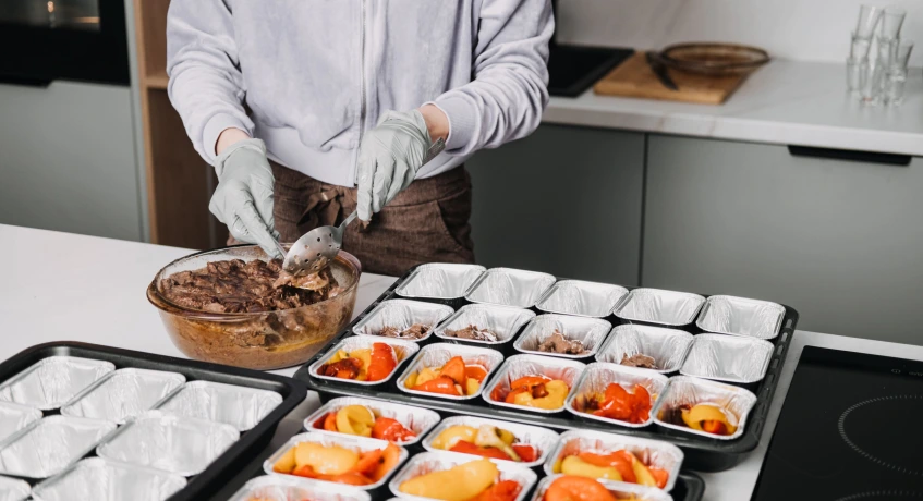 Food safety penting diterapkan untuk memastikan penyajian produk yang berkualitas dan kepatuhan terhadap regulasi.