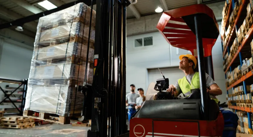 Klasifikasi Operator Forklift (Berdasarkan Kapasitas) <a href="https://www.freepik.com/free-photo/forklift-operator-loading-cargo-while-working-warehouse-his-colleagues-are-background_25856228.htm">Image by Drazen Zigic on Freepik</a>
